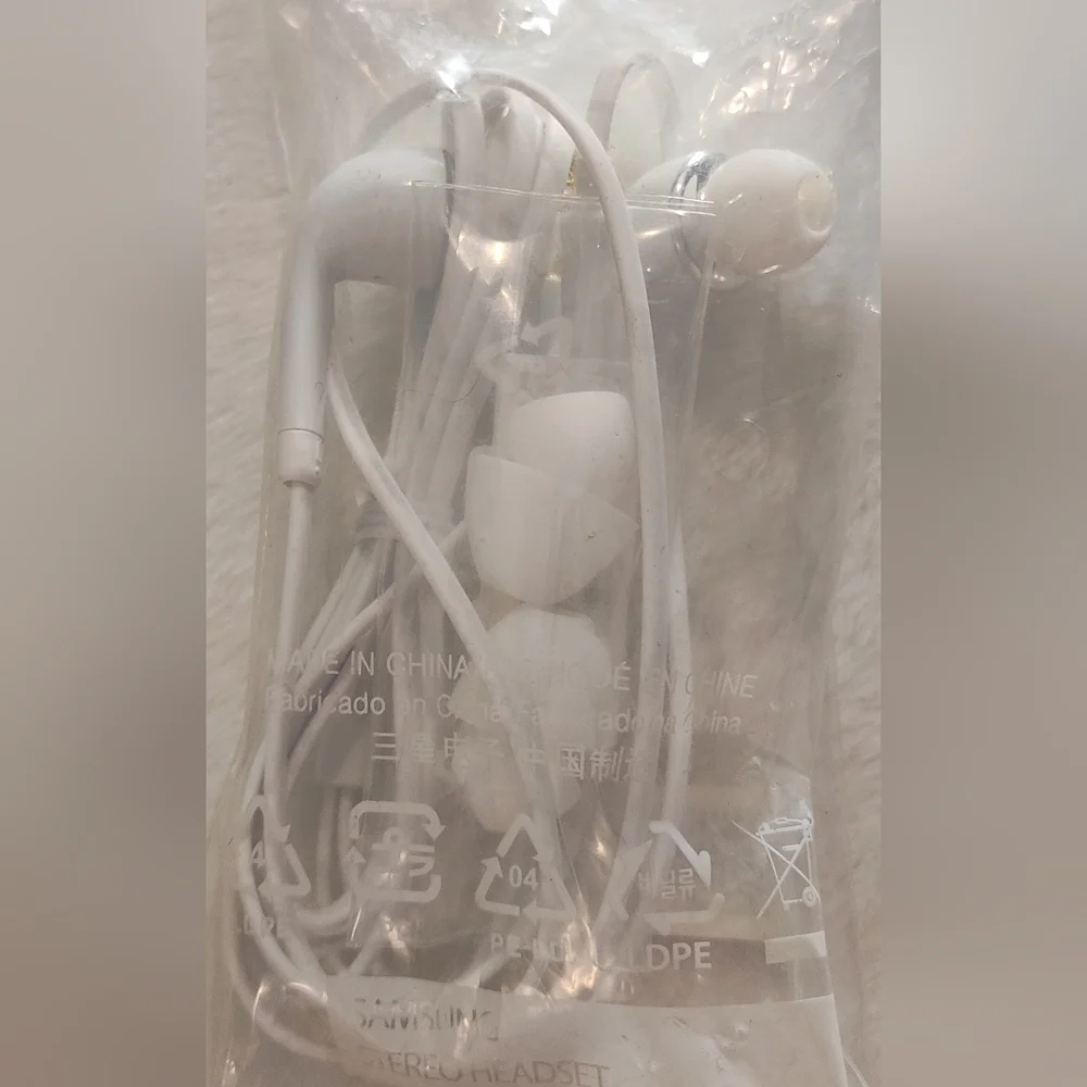 Samsung White Wired Earbuds with Mic